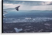 WallClassics - Canvas  - Vliegtuigvleugel boven Land - 90x60 cm Foto op Canvas Schilderij (Wanddecoratie op Canvas)