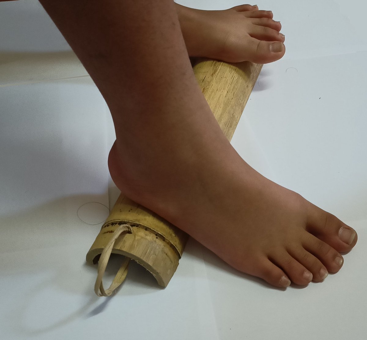 Goedkoopste Bamboe Japanse Takefumi voetmassageset professioneel - Wellness - Stimuleerd de bloedsomloop - Voor een complete lichaamsontspanning door een intensieve massage van de voet(-en). Breed 40cm Ø 10cm. Massage apparaat