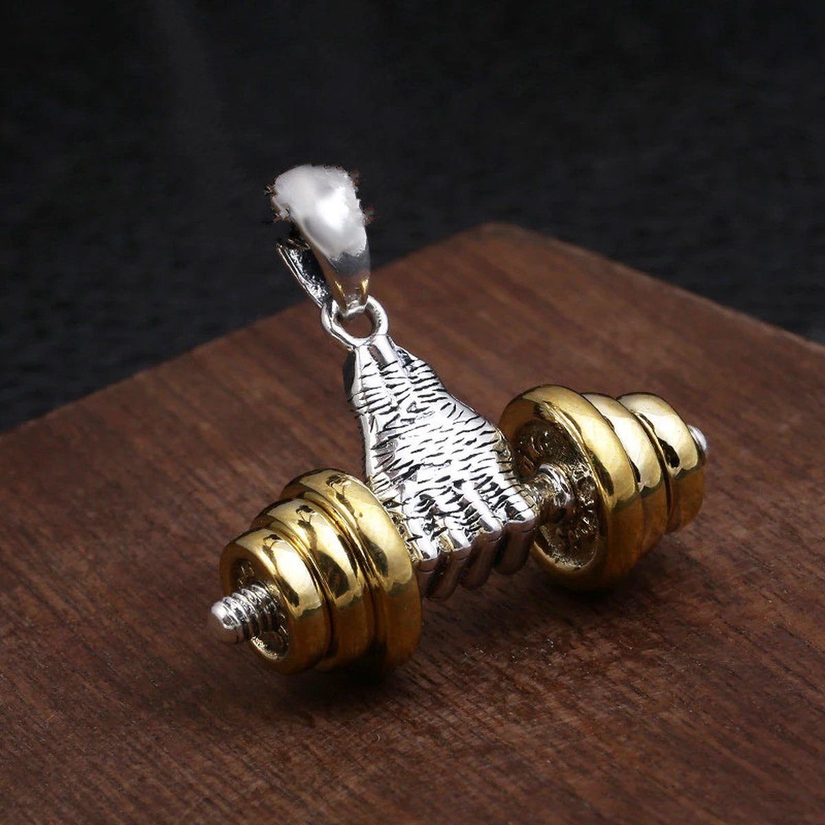 Hals ketting met dumbbell. Hanger Goud met zilver kleur in de vorm van een fitness halter. Zilverkleurige hals ketting 60 cm met fitness hanger. Wordt in luxe verpakking geleverd.