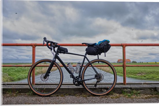 WallClassics - Acrylglas - Wielrenfiets geparkeerd op Brug - 60x40 cm Foto op Acrylglas (Met Ophangsysteem)