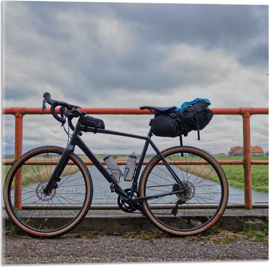 WallClassics - Acrylglas - Wielrenfiets geparkeerd op Brug - 50x50 cm Foto op Acrylglas (Met Ophangsysteem)