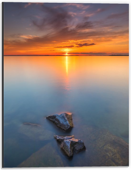 WallClassics - Dibond - Weggaande Zon aan het Water - 30x40 cm Foto op Aluminium (Wanddecoratie van metaal)