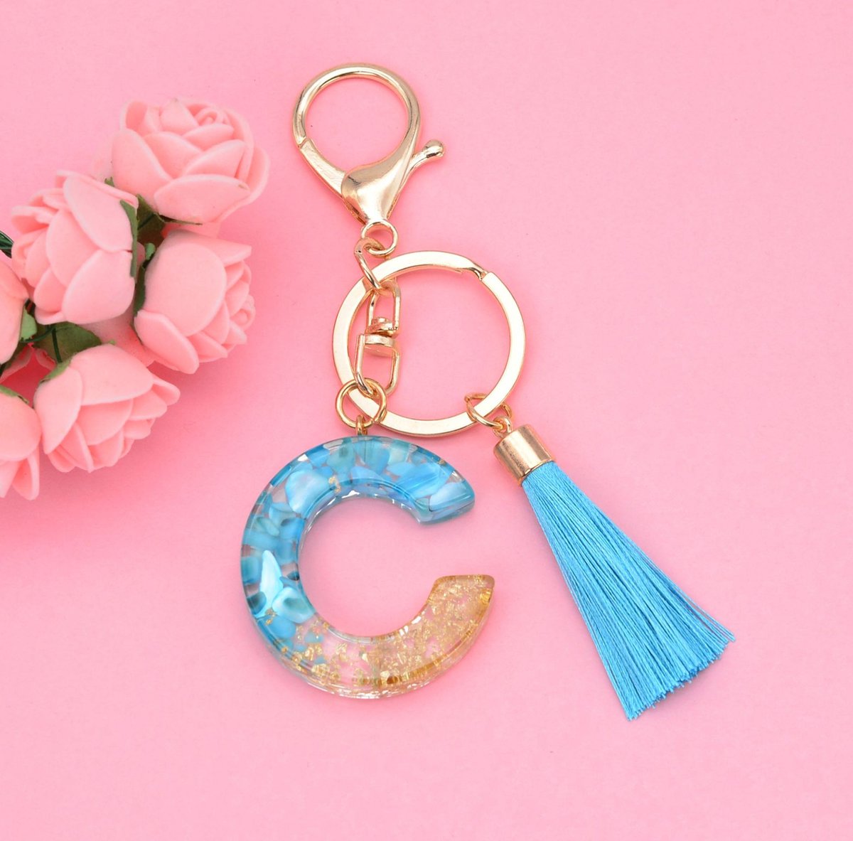 Sleutelhangers of voor je tas van A tot Z - met een pompon of kwastje - met letter - mooi design - handgemaakt - sleutelhangers - design - mode - goud - zwart - blauw - roze- rood