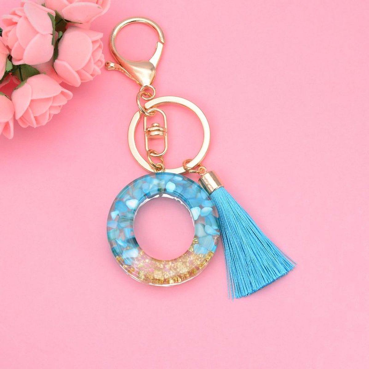 Sleutelhangers of voor je tas van A tot Z - met een pompon of kwastje - met letter - mooi design - handgemaakt - sleutelhangers - design - mode - goud - zwart - blauw - roze- rood