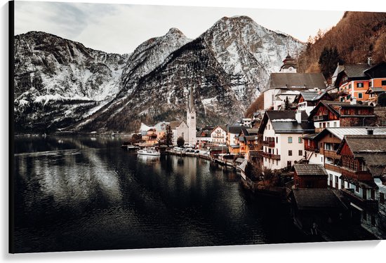 WallClassics - Canvas  - Klein Dorpje tussen Bergen bij Water - 150x100 cm Foto op Canvas Schilderij (Wanddecoratie op Canvas)