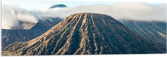 WallClassics - Acrylglas - Wolken boven Bromo Vulkaan, Indonesië - 120x40 cm Foto op Acrylglas (Met Ophangsysteem)