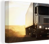 Canvas Schilderij Vrachtwagen op een onverharde weg - 80x60 cm - Wanddecoratie