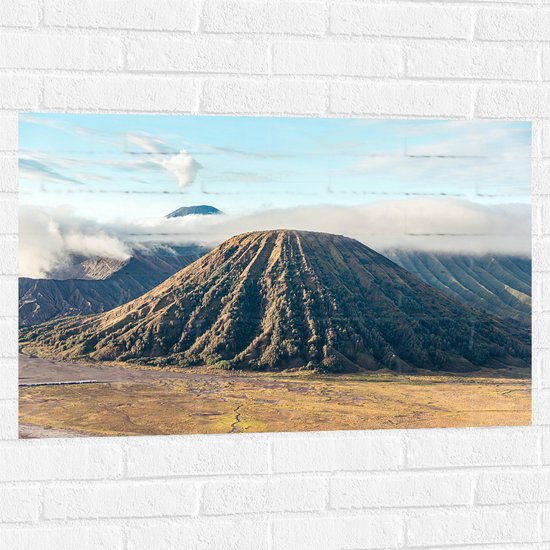 WallClassics - Muursticker - Wolken boven Bromo Vulkaan, Indonesië - 90x60 cm Foto op Muursticker