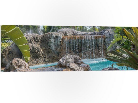 WallClassics - PVC Schuimplaat- Tropische wateval in Zwembad - 120x40 cm Foto op PVC Schuimplaat