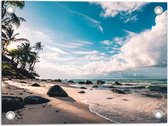 WallClassics - Tuinposter – Strand met Grote Keien aan de Zee - 40x30 cm Foto op Tuinposter  (wanddecoratie voor buiten en binnen)