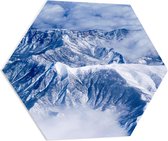 WallClassics - PVC Schuimplaat Hexagon  - Wolken bij Bergen met Sneeuw - 80x69.6 cm Foto op Hexagon (Met Ophangsysteem)