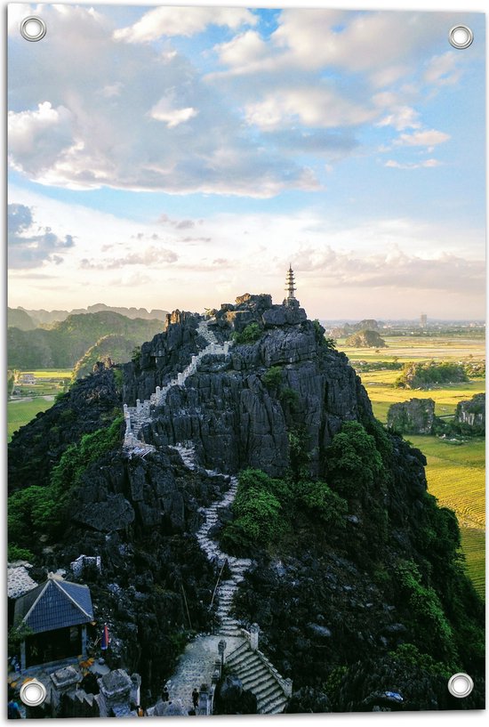 WallClassics - Tuinposter – Trap naar Bergtop met Schapenwolken - 40x60 cm Foto op Tuinposter  (wanddecoratie voor buiten en binnen)
