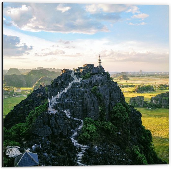 WallClassics - Dibond - Trap naar Bergtop met Schapenwolken - 50x50 cm Foto op Aluminium (Met Ophangsysteem)