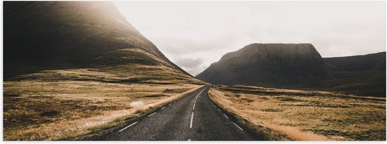 WallClassics - Glossy Poster - Road Through Abandoned Area With Montagnes - 90x30 cm Photo sur Papier Poster avec Finition Brillante