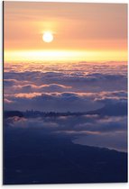WallClassics - Dibond - Opkomende Zon boven de Wolken - 40x60 cm Foto op Aluminium (Met Ophangsysteem)