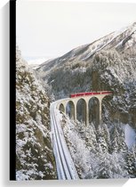 WallClassics - Canvas  - Rode Trein door de Bergen in de Sneeuw - 40x60 cm Foto op Canvas Schilderij (Wanddecoratie op Canvas)