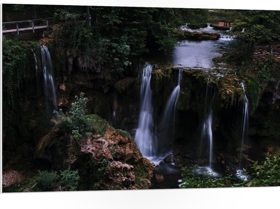 WallClassics - PVC Schuimplaat- Watervallen in de Natuur - 105x70 cm Foto op PVC Schuimplaat