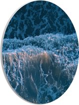 WallClassics - PVC Schuimplaat Ovaal - Bovenaanzicht van Aanstromende Golven - 21x28 cm Foto op Ovaal  (Met Ophangsysteem)
