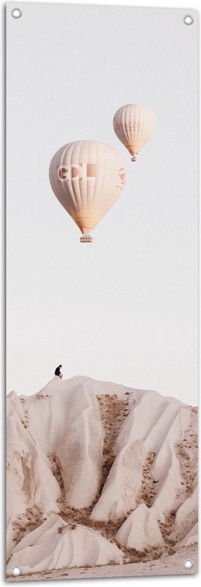 WallClassics - Tuinposter – Twee Luchtballonnen boven Rotslandschap - 40x120 cm Foto op Tuinposter  (wanddecoratie voor buiten en binnen)