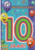 Gefeliciteerd! Je bent 10 jaar geworden! Een feestelijke en kleurrijke kaart met slingers en ballonnen met blije gezichten! Een leuke kaart om zo te geven of om bij een cadeau te voegen. Een dubbele wenskaart inclusief envelop en in folie verpakt.