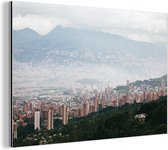 Wanddecoratie Metaal - Aluminium Schilderij Industrieel - Mist boven de Colombiaanse stad Medellín in Zuid-Amerika - 180x120 cm - Dibond - Foto op aluminium - Industriële muurdecoratie - Voor de woonkamer/slaapkamer