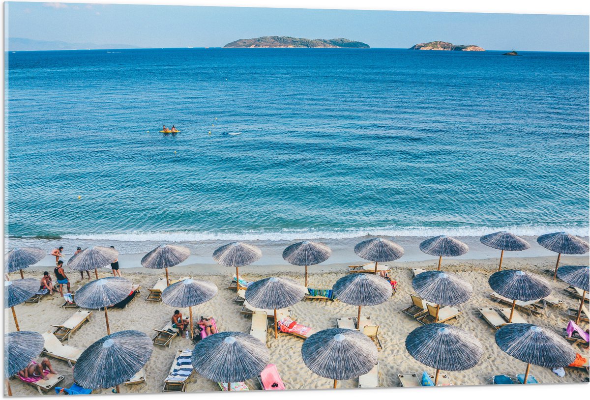 Acrylglas - Rieten Parasols met Ligbedjes op het Strand - 105x70 cm Foto op Acrylglas (Met