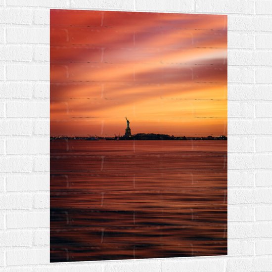 WallClassics - Muursticker - Oranje Lucht boven Vrijheidsbeeld in New York - 70x105 cm Foto op Muursticker