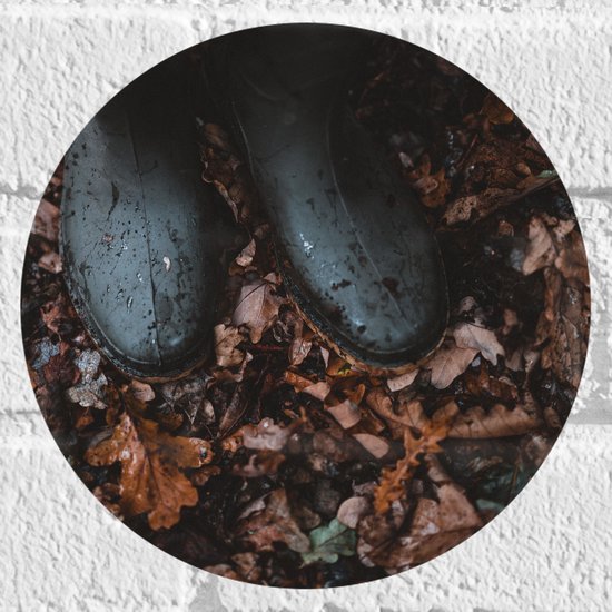 WallClassics - Muursticker Cirkel - Regenlaarsjes in Herfstbladeren - 20x20 cm Foto op Muursticker
