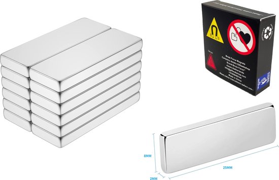 Stapel van zeven zilverkleurige rechthoekige magneten naast een enkele magneet van 25x8mm en een verpakking met waarschuwingssymbolen.