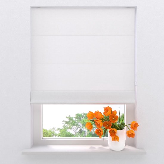 Wit vouwgordijn met horizontale banen, boven een venster met een vaas oranje tulpen.