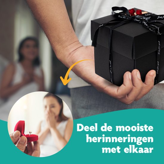 Man overhandigt zwarte geschenkdoos aan vrouw, met close-up van een ringdoosje.
