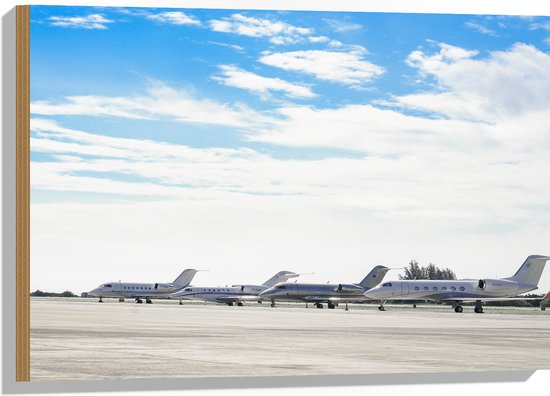 WallClassics - Hout - Vliegtuigen Geparkeerd op het Vliegveld - 75x50 cm - 12 mm dik - Foto op Hout (Met Ophangsysteem)