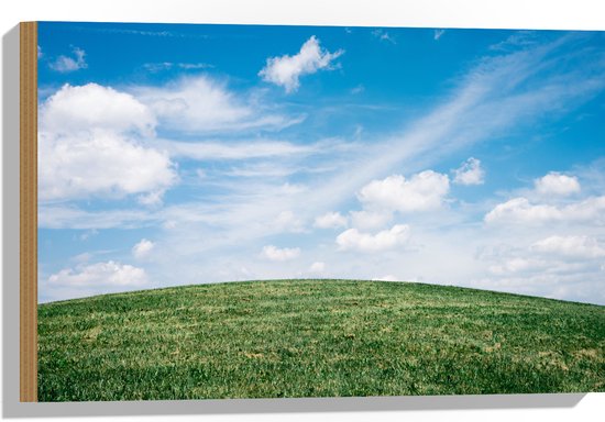WallClassics - Hout - Heldere Lucht met Wolken boven Gras Heuvel - 60x40 cm - 12 mm dik - Foto op Hout (Met Ophangsysteem)