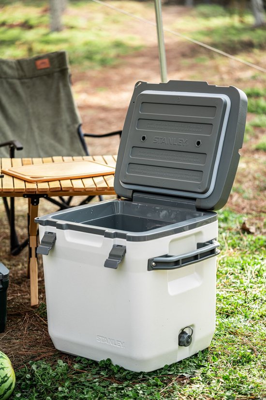 Stanley Adventure Outdoor Cooler 28.3L - IJskoud voor 4 Dagen - Dubbelwandig Geïsoleerde Coolbox - BPA Vrij - Deksel Fungeert Ook Als Stoel - Camping Koelbox - Waterdicht - Polar White van STANLEY — afbeelding 2