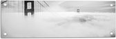 WallClassics - Tuinposter – Hevige Mist bij Grote Brug - Zwart / Wit - 60x20 cm Foto op Tuinposter  (wanddecoratie voor buiten en binnen)