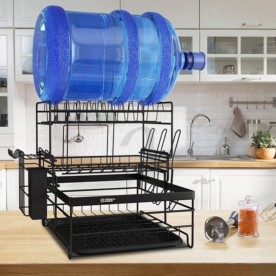 Zwarte 3-laagse afdruiprek met een grote blauwe waterfles erop, in een keukenomgeving.