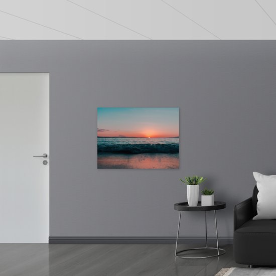 WallClassics - Poster Glanzend – Rustieg Golf op Strand bij Zonsondergang - 100x75 cm Foto op Posterpapier met Glanzende Afwerking