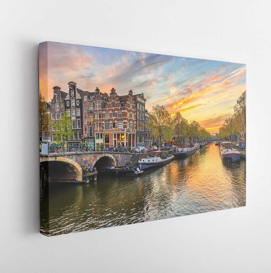 De skyline van de zonsondergangstad van Amsterdam aan de waterkant van het kanaal, Amsterdam, Nederland - Modern Art Canvas - Horizontaal - 735792118 - 150*110 Horizontal