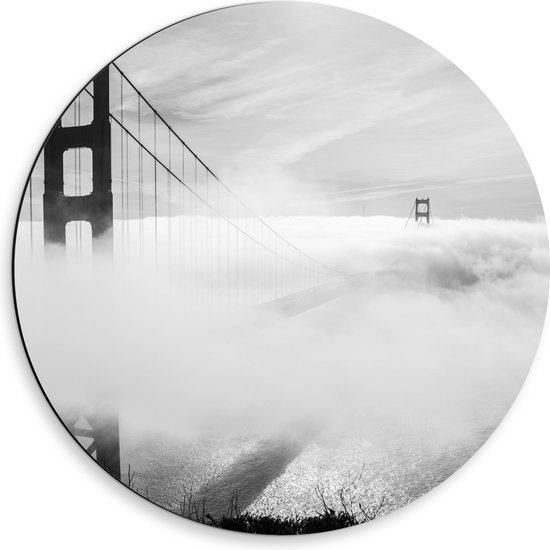 WallClassics - Dibond Muurcirkel - Hevige Mist bij Grote Brug - Zwart / Wit - 50x50 cm Foto op Aluminium Muurcirkel (met ophangsysteem)