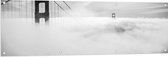 WallClassics - Tuinposter – Hevige Mist bij Grote Brug - Zwart / Wit - 150x50 cm Foto op Tuinposter  (wanddecoratie voor buiten en binnen)