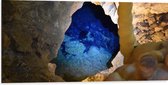WallClassics - Dibond - Grot met Blauw Water - 100x50 cm Foto op Aluminium (Wanddecoratie van metaal)