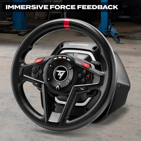 Zwart racestuur met rode markering in een garage-achtige setting. Tekst 'IMMERSIVE FORCE FEEDBACK'.