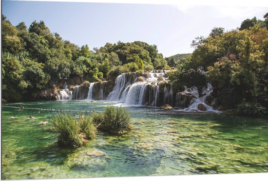 WallClassics - Dibond - Mensen Zwemmend bij Waterval - 120x80 cm Foto op Aluminium (Met Ophangsysteem)