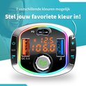 Chargeur de voiture argenté avec écran et anneau de 7 couleurs LED personnalisables.
