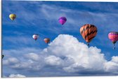 WallClassics - Dibond - Gropeje Luchtballonnen bij Witte Wolken - 75x50 cm Foto op Aluminium (Met Ophangsysteem)