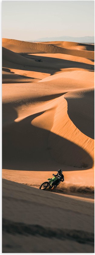 WallClassics - Poster (Mat) - Groene Motorcrosser in Woestijnbergen - 40x120 cm Foto op Posterpapier met een Matte look