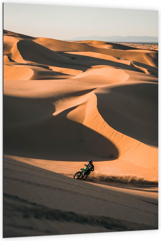 WallClassics - Dibond - Groene Motorcrosser in Woestijnbergen - 100x150 cm Foto op Aluminium (Wanddecoratie van metaal)