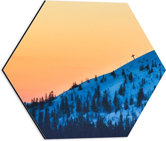 WallClassics - Dibond Hexagon - Steile Wit Besneeuwde Berg - 40x34.8 cm Foto op Hexagon (Met Ophangsysteem)