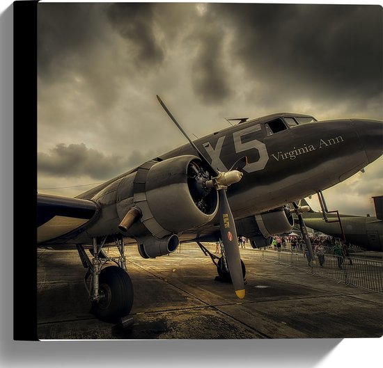 WallClassics - Canvas  - Vliegtuig met Grauwe Wolken - 30x30 cm Foto op Canvas Schilderij (Wanddecoratie op Canvas)