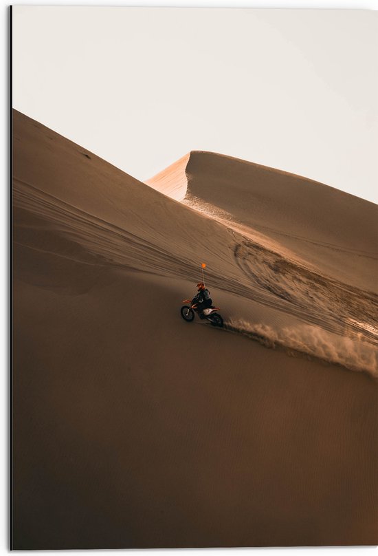 WallClassics - Dibond - Motorcrosser met Oranje Vlag op Berg in Woestijn - 50x75 cm Foto op Aluminium (Wanddecoratie van metaal)